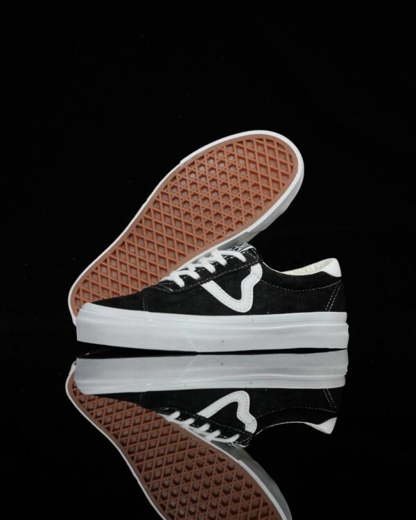 VANS classic canvas shoes, the darling of the fashion world.