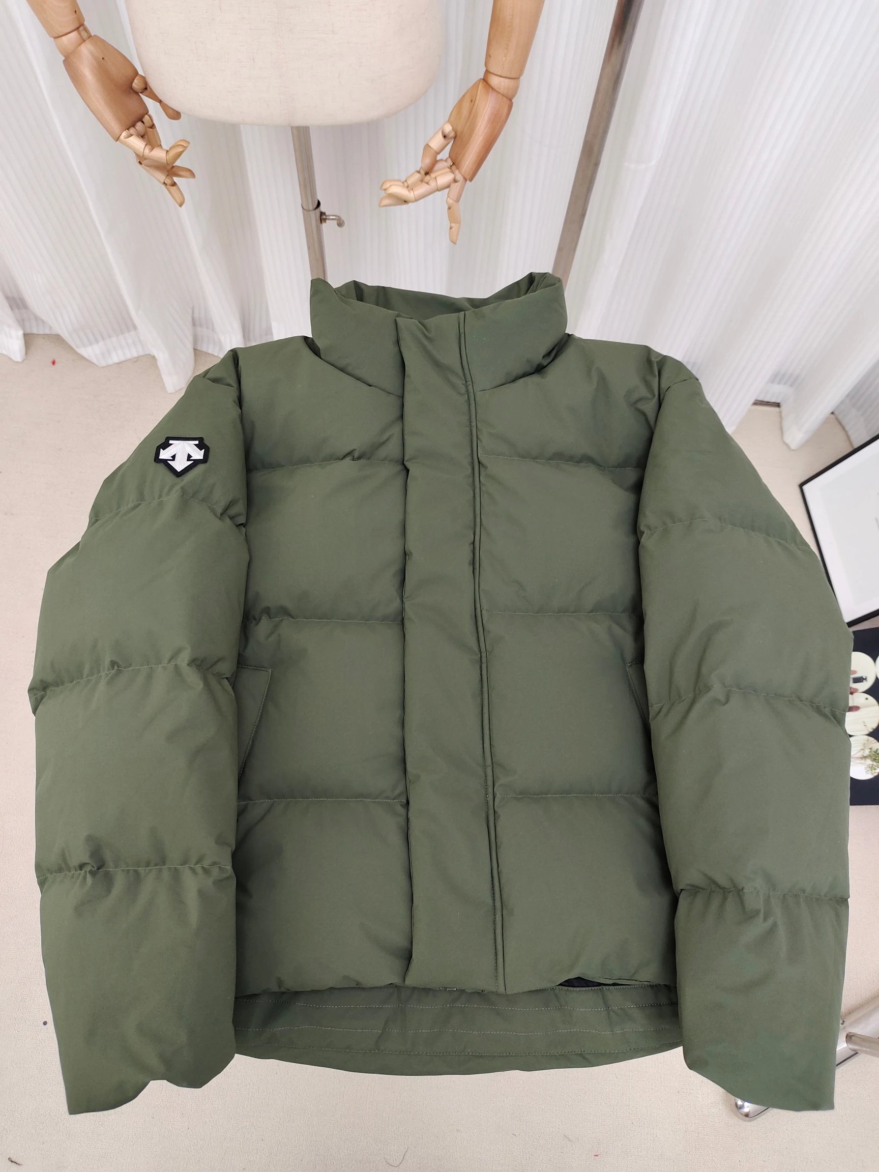 DESCENTE Down Jacket in Military Green Short Stand Collar Puffer