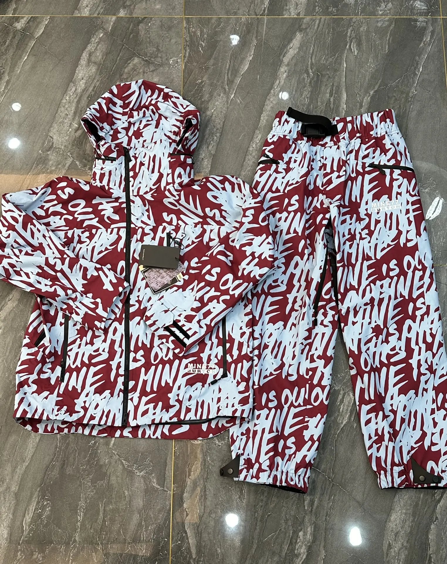 BURTON MINNE77 Graffiti-Style in Red